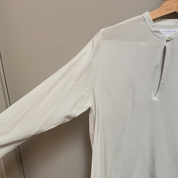 Everlane Silk Split Neck Shirt White/Gray Size 4 - Picture 8 of 8